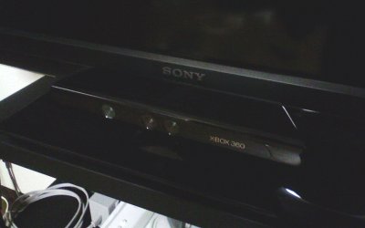 Kinect をテレビの前に置く。